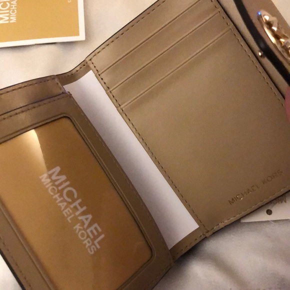 Michael Kors Greenwich Medium Envelope Leather Trifold Wallet Color Camel NWT - Picture 11 of 16